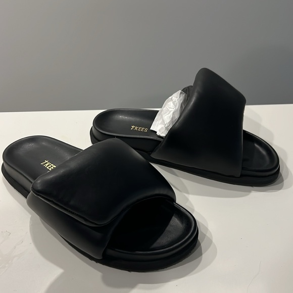 TKEES- black faux leather puffy velcro slides *NEW* - Picture 2 of 4
